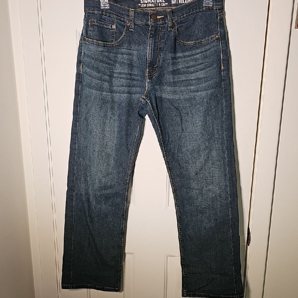 Signature Levis Blue Men's Jeans. 32X30 561 Relaxed. Very Good Used Condition.